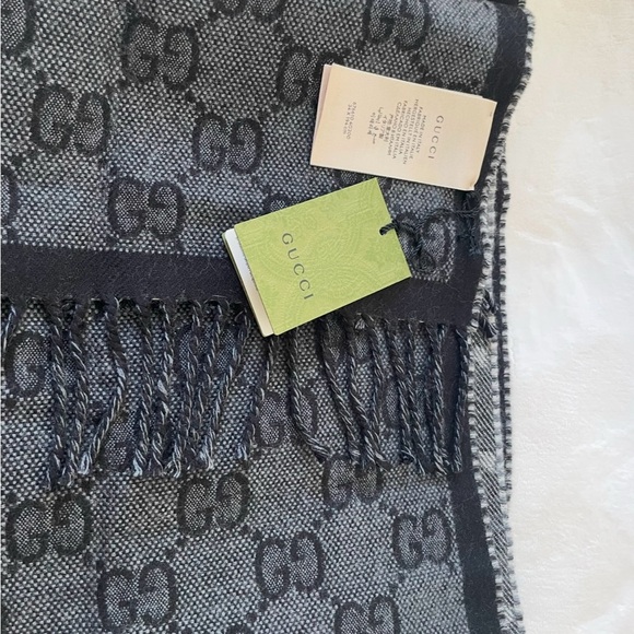 GUCCI Scarf! NEW! GG Pattern in REVERSABLE colors, the size is 34 x 194cm. - Picture 9 of 10